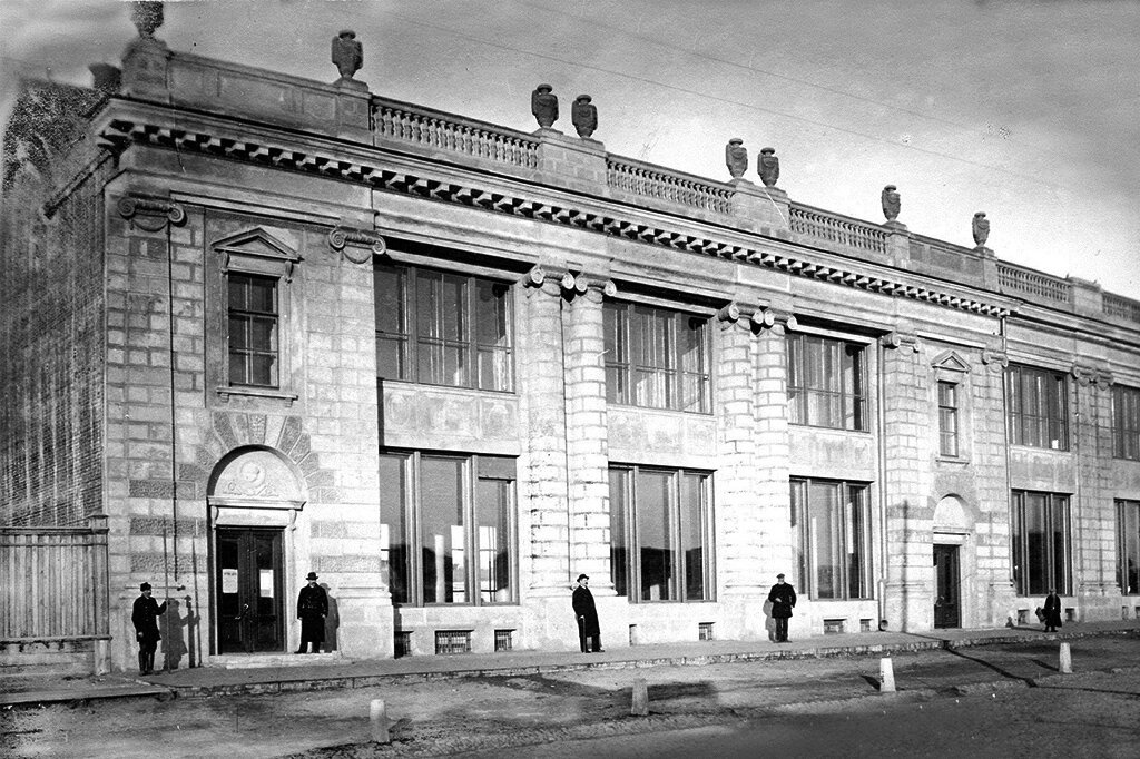 Здание филиала Богородско-Глуховской мануфактуры до революции — сегодня оно больше известно как здание Главпочтамта