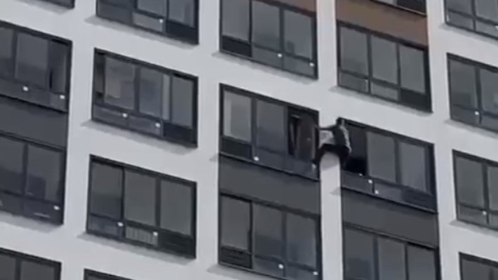 «Страшно и опасно». В Екатеринбурге инженер перелез через балкон на <nobr class="_">11-м этаже</nobr>, чтобы спасти запертую бабушку: видео