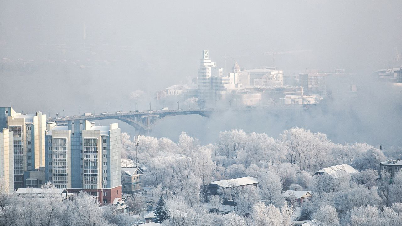 Ангара в Иркутске зимой не замерзает и парит. Что это за феномен — объясняет ученый