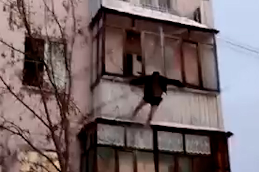 На Урале мужчина выпрыгнул из окна третьего этажа