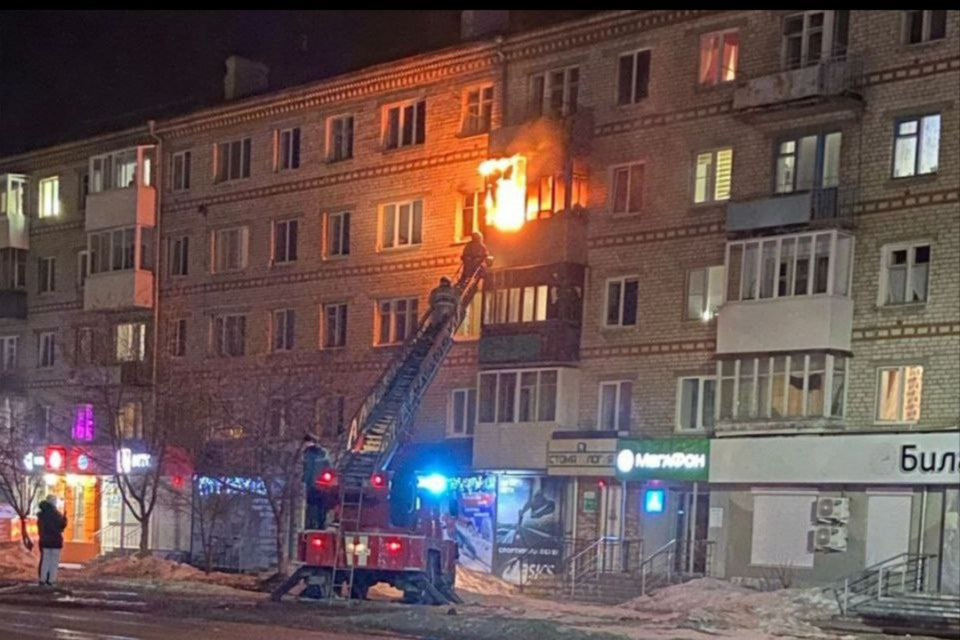 «Помогите, мы горим!» В пятиэтажке на Урале вспыхнула квартира. Пожарные спасли пятерых детей