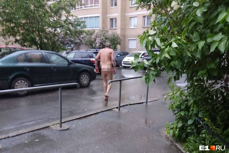 «Может, поехала крыша?» В Екатеринбурге заметили голого мужчину, который без смущения разгуливал по улицам