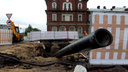 На Троицком — яма и заборы: работы в центре Архангельска растянутся еще на несколько дней