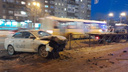 «Куски металла раскидало по тротуару»: автомобиль такси врезался в ограждение на Красном проспекте