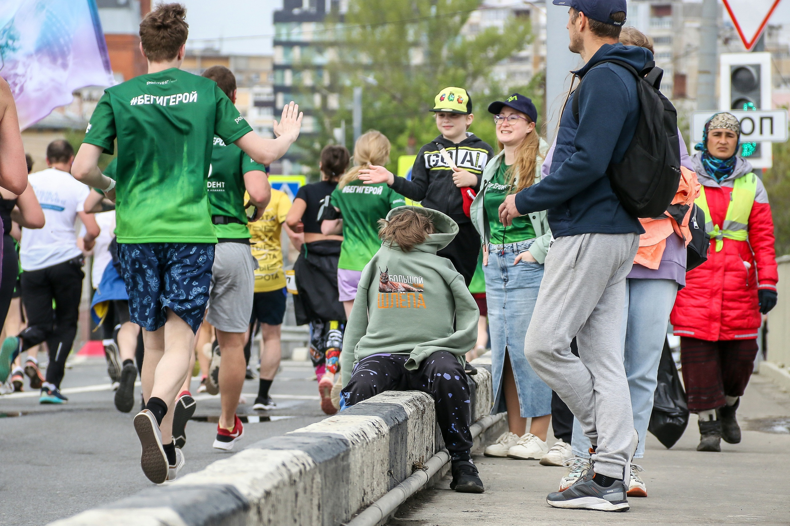 За бегунов болела группа поддержки За бегунов болела группа поддержки