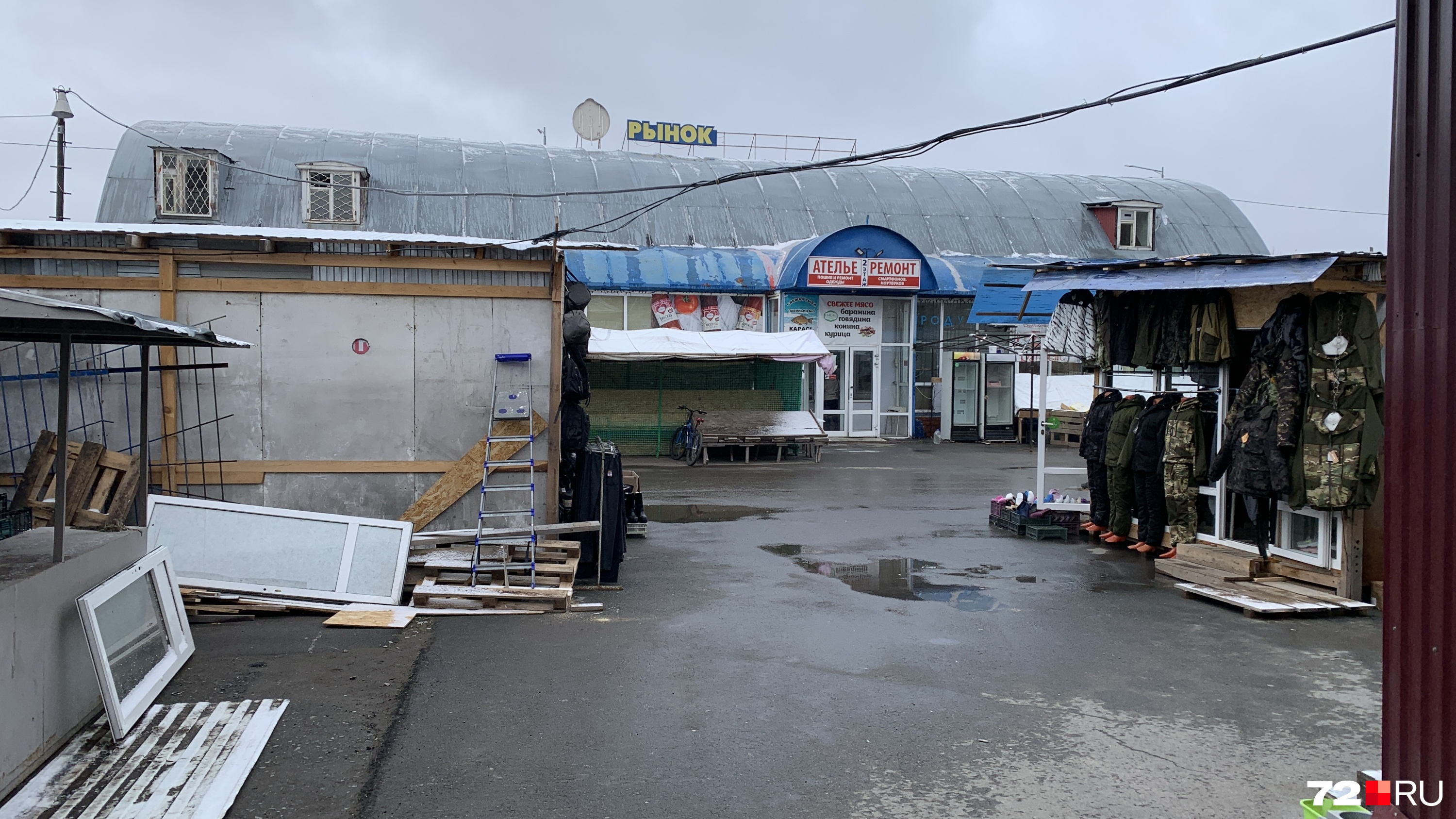 Судя по всему, часть вывески уже давно обвалилась