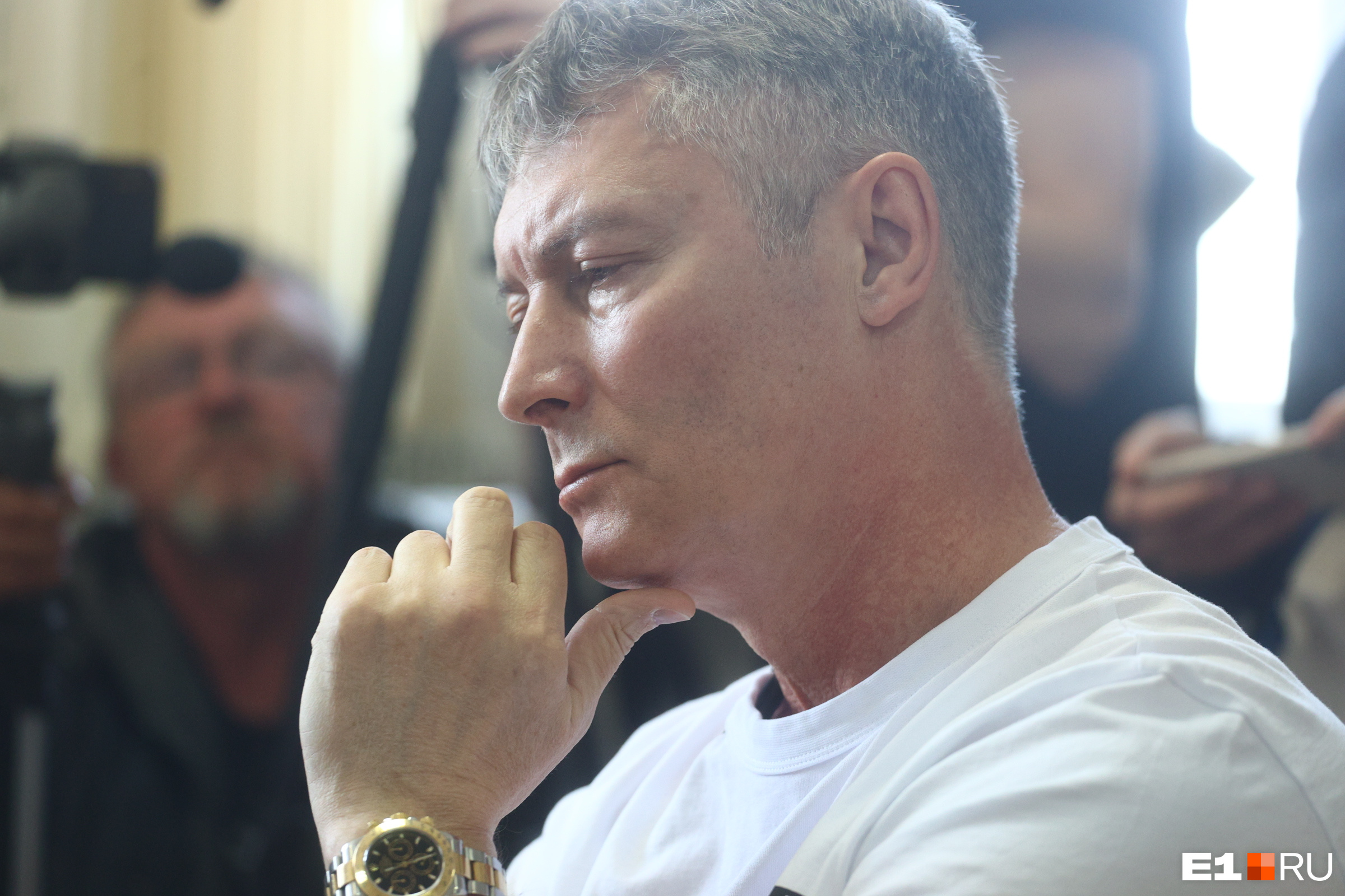Ройзман* внимательно слушает показания свидетелей, которых вызвала сторона обвинения. Многих из них он очень хорошо знает