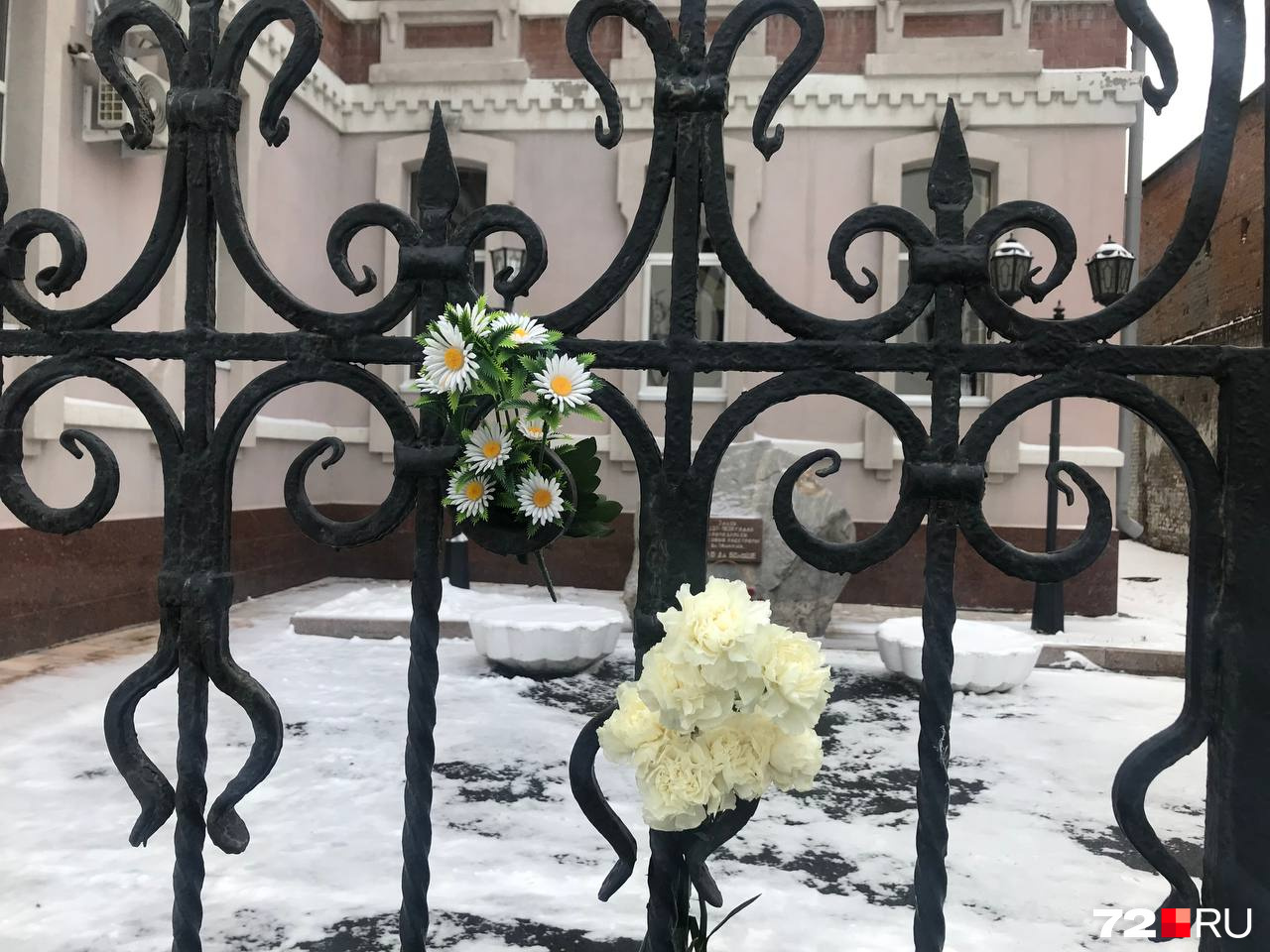 Те, кто не смог пройти к памятнику, оставляли цветы на заборе