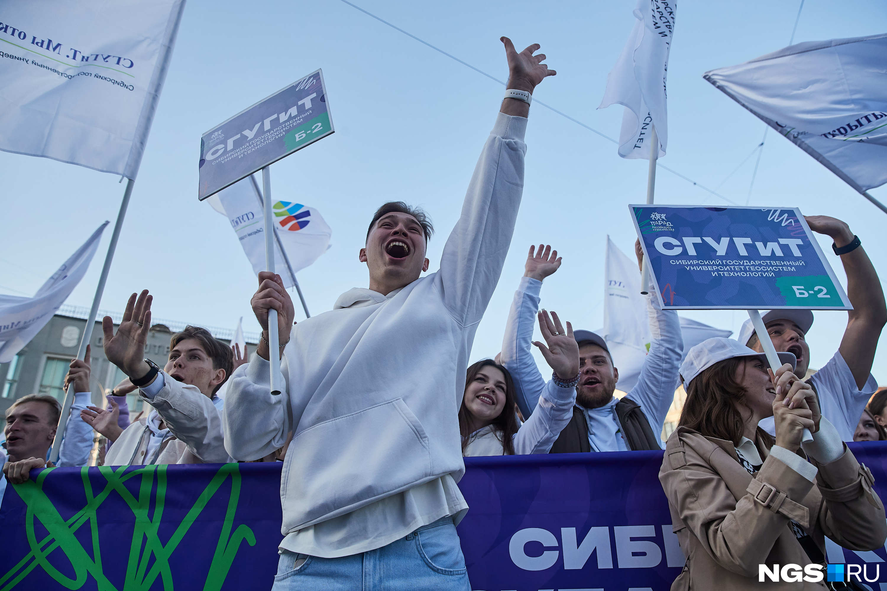 В колонне находились студенты Сибирского государственного университета геосистем и технологий (СГУГиТ), Новосибирского государственного университета экономики и управления (НГУЭУ) и других вузов В колонне находились студенты Сибирского государственного университета геосистем и технологий (СГУГиТ), Новосибирского государственного университета экономики и управления (НГУЭУ) и других вузов