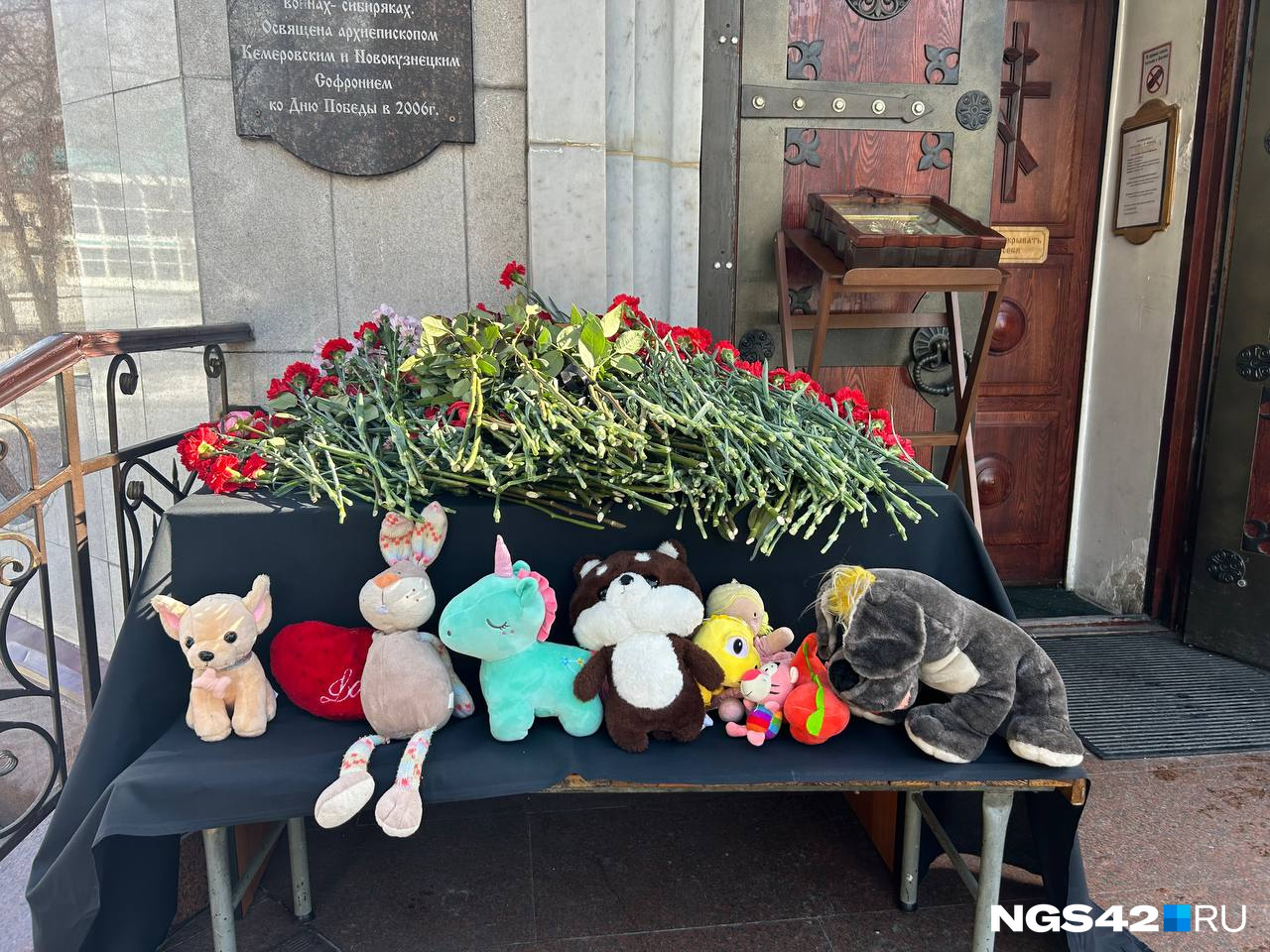Стихийные мемориалы появились в кузбасских городах после теракта в Crocus City Hall — кадры из Кемерова и Новокузнецка