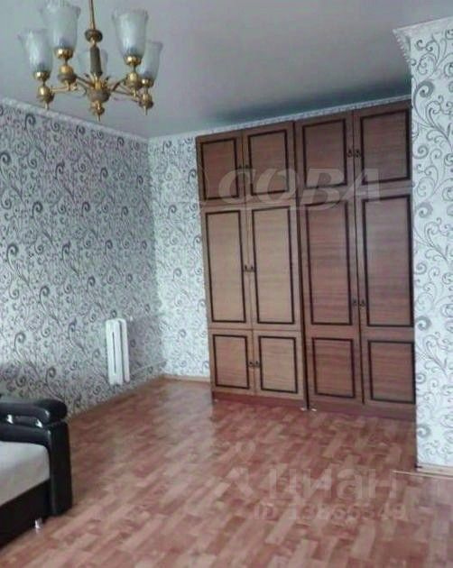 Вещи можно хранить в таком вот платяном шкафу, который притаился в нише Вещи можно хранить в таком вот платяном шкафу, который притаился в нише