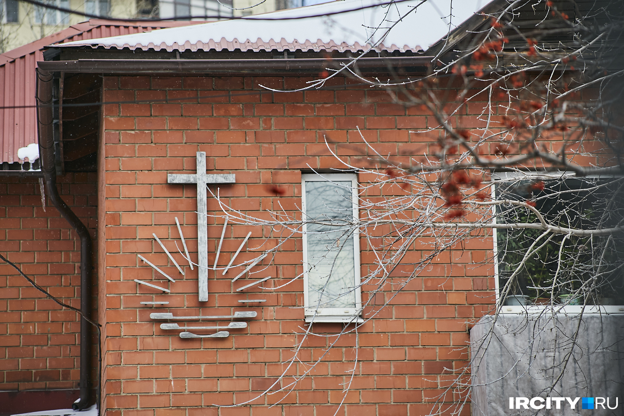Это эмблема Новоапостольской церкви, она представлена почти во всех регионах России