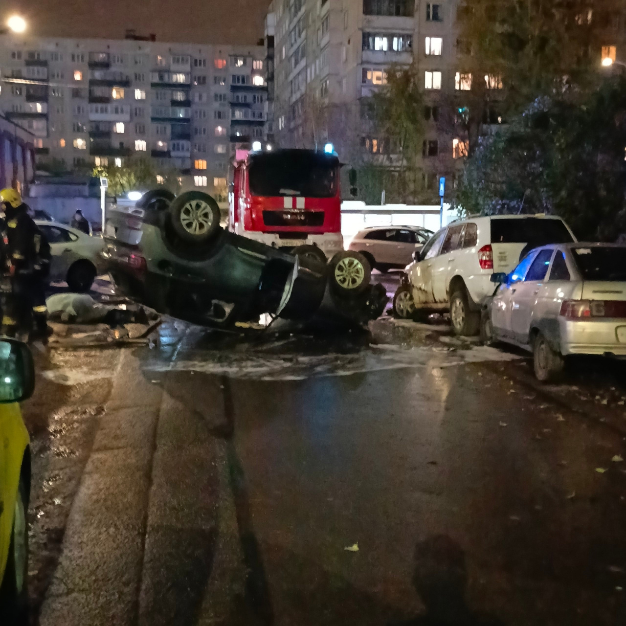 Водитель Chery собрал две машины на Ленской, перевернулся и умер