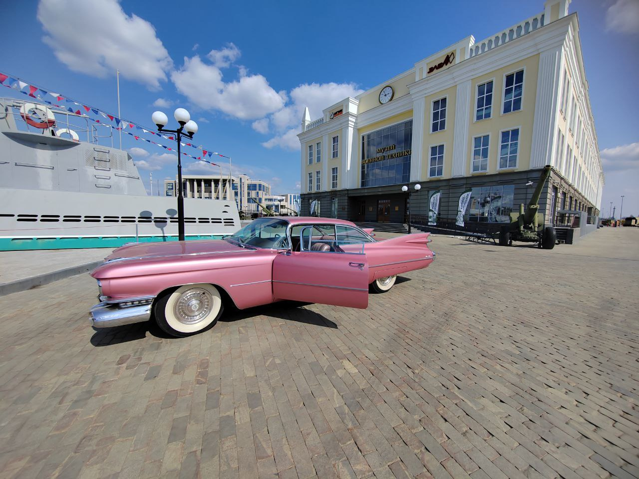 В музей УГМК привезли гигантский Cadillac нежно-розового цвета. И на нем можно будет прокатиться