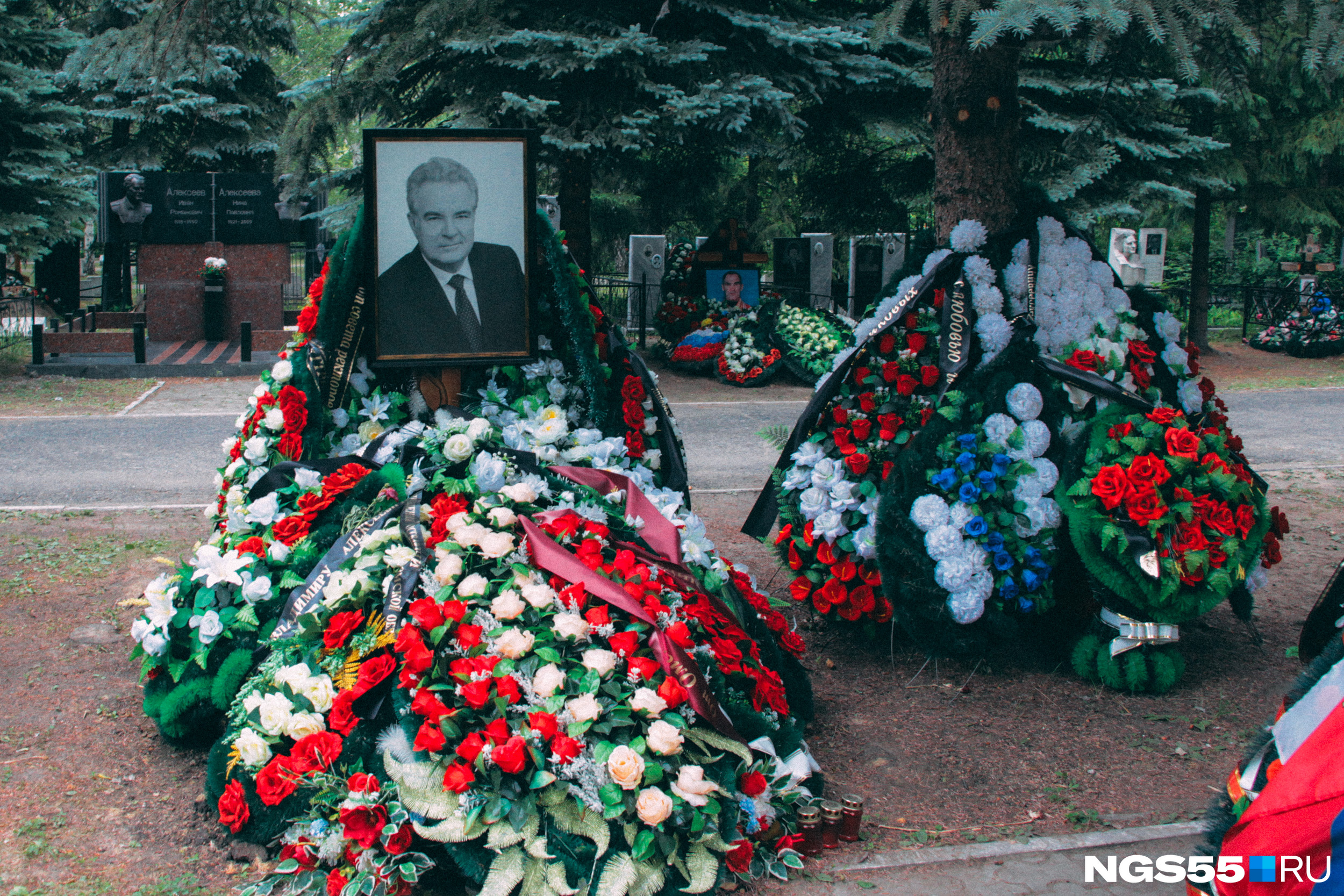 Могильников александру. Кладбище фото. Могилы знаменитостей. Знаменитые могилы. Фото могилы.