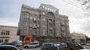 В Ростове часть старинного фасада отдела полиции обвалилась на автомобили