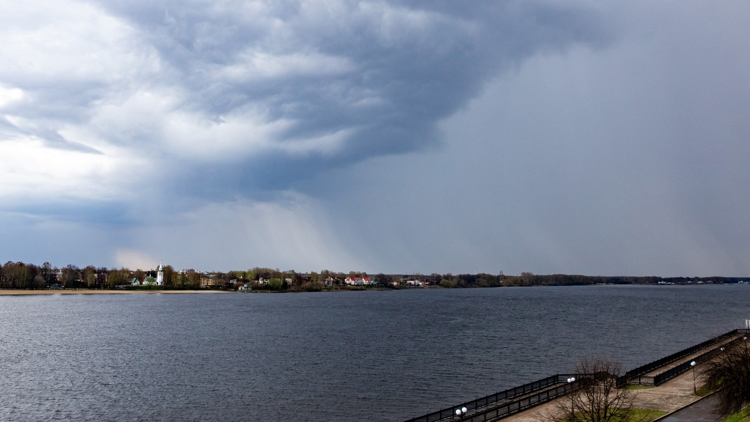 «Порывы ветра 15–17 метров в секунду»: в МЧС предупредили о грозе в Ярославле