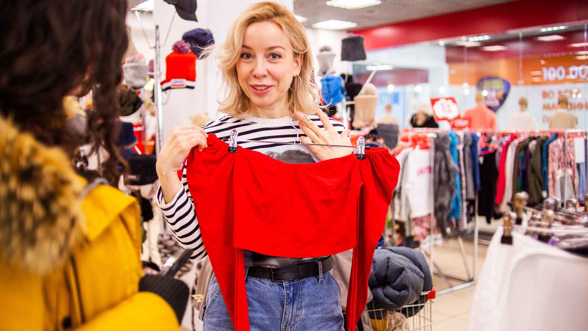 «Всё лучшее — в мужском отделе»: стилист из Иркутска нашла модные образы на весну в секонд-хенде