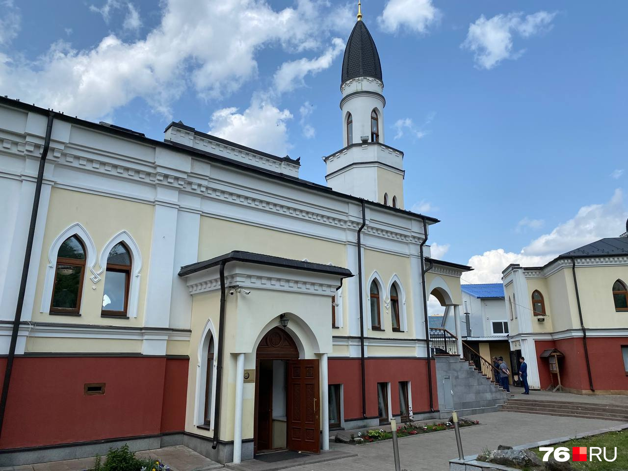 Внутри много посетителей Внутри много посетителей