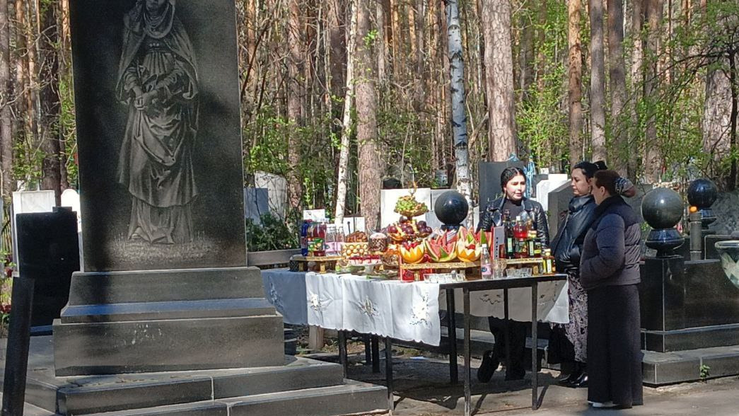 Растопили самовар и пожарили шашлыки среди могил: цыгане устроили пир на Широкореченском кладбище