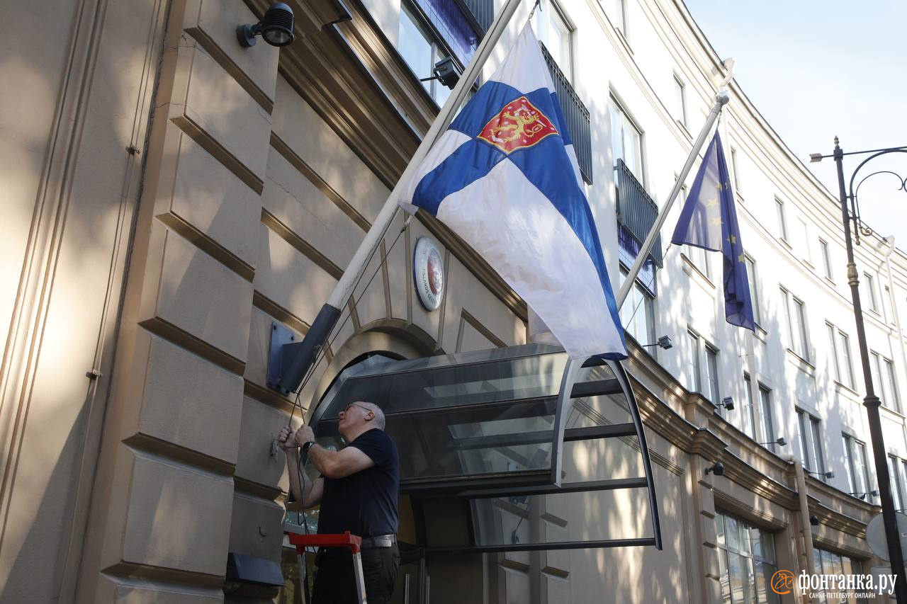 С генконсульства Финляндии в Петербурге сняли флаги
