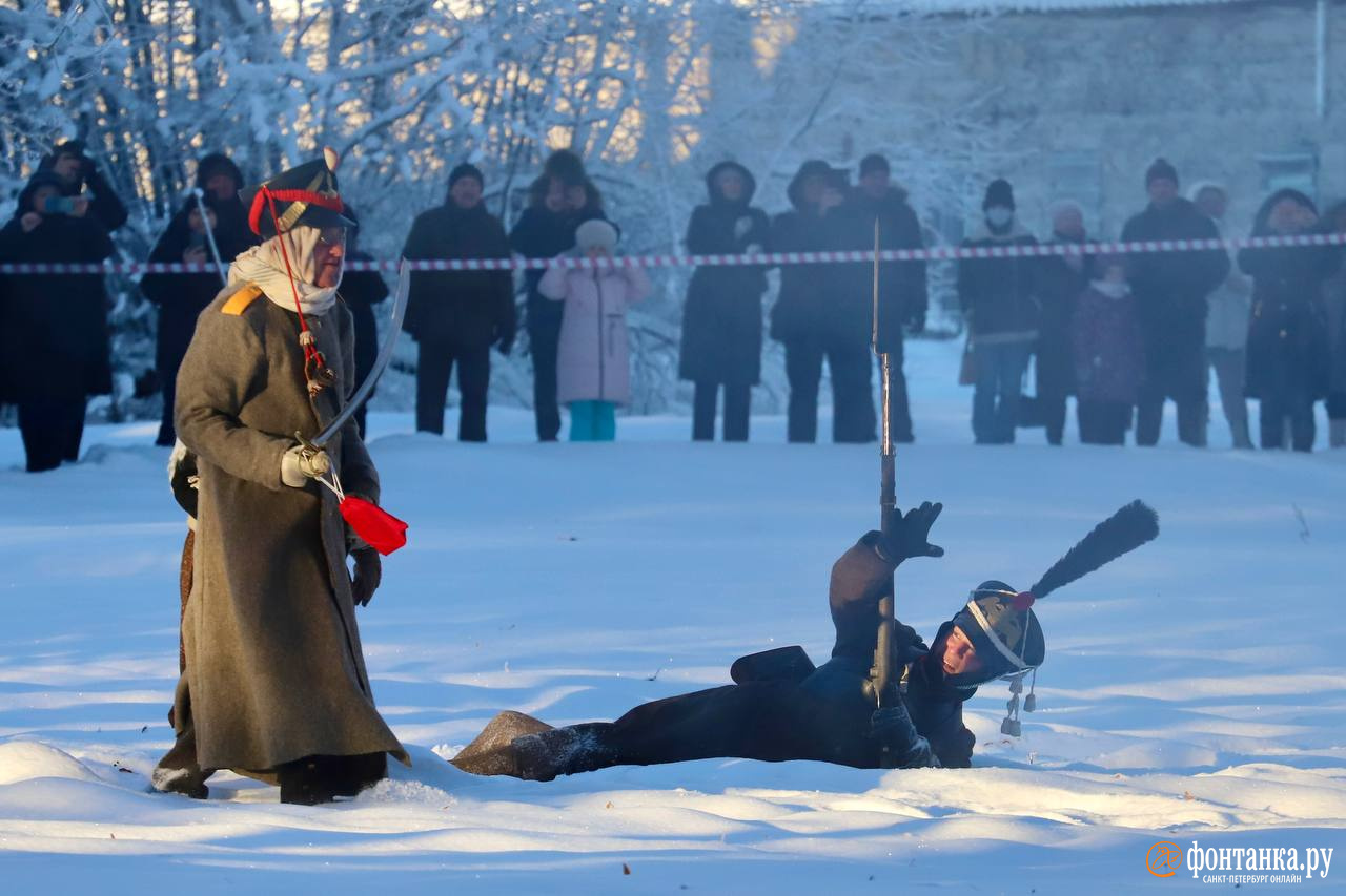 Под Петербургом люди в необычных одеждах стреляли и падали в снег