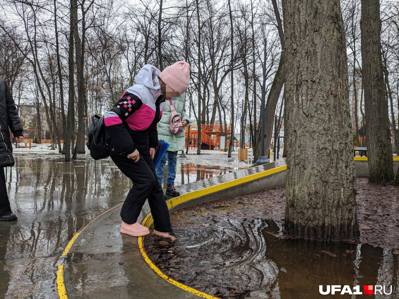 Проверять глубину луж тоже нежелательно — особенно если у вас кроссовки Проверять глубину луж тоже нежелательно — особенно если у вас кроссовки