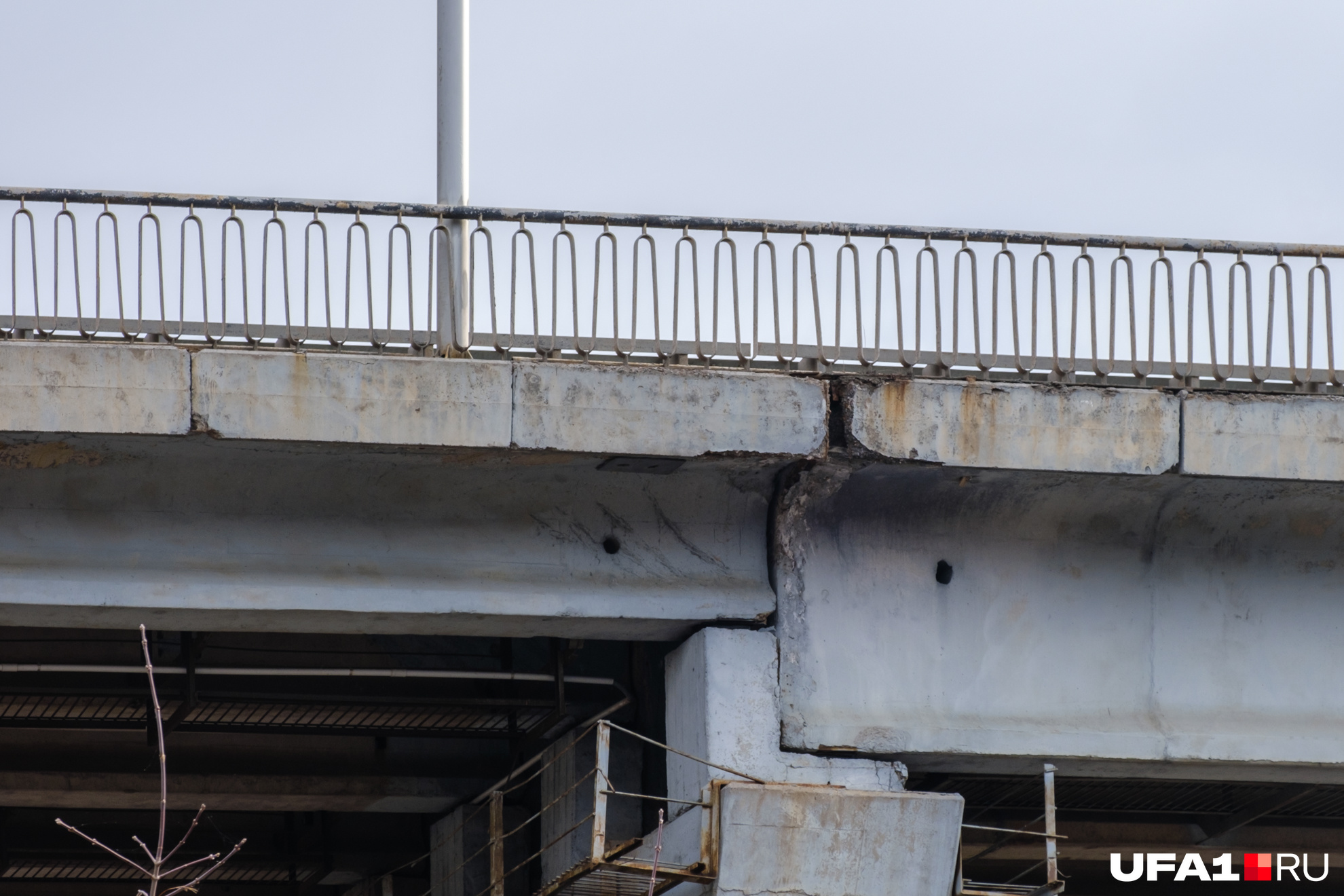 Трещины и покосившиеся перила можно увидеть по всей длине моста