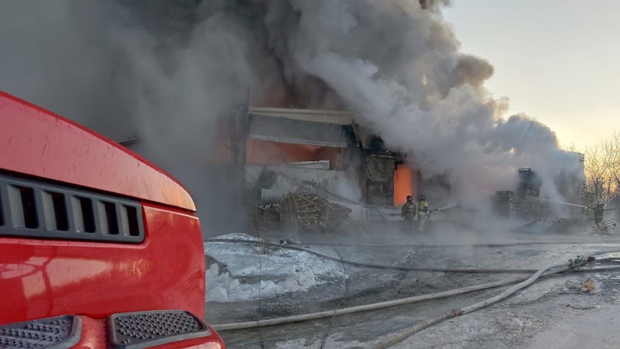 В складских помещениях в Новосибирске на Петухова произошел мощный пожар