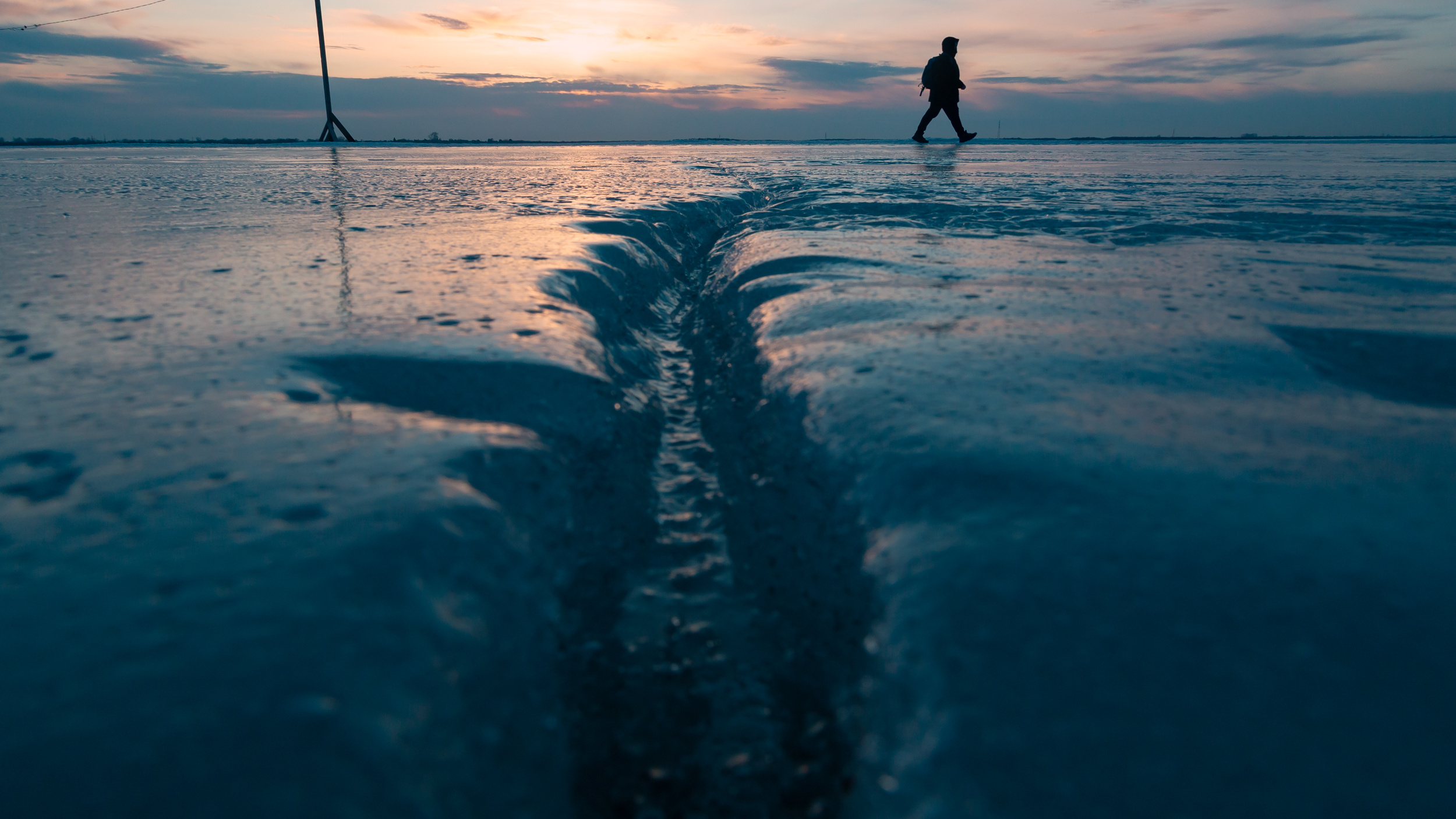 Бесконечное сияние чистого льда: Двина замерзла и стала похожа на Байкал — взгляните, как красиво
