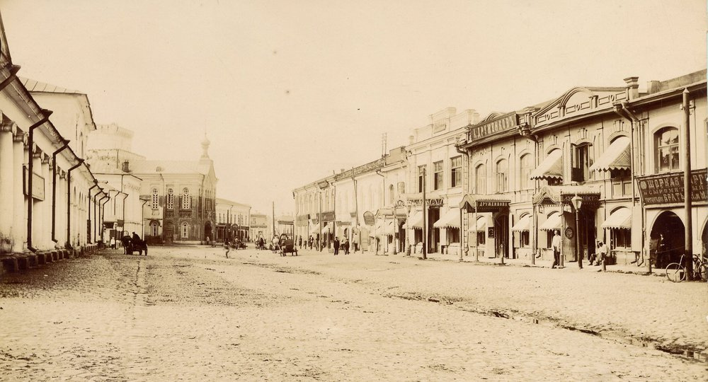 Казанская (ныне Первомайская) улица. На втором плане — Знаменская церковь