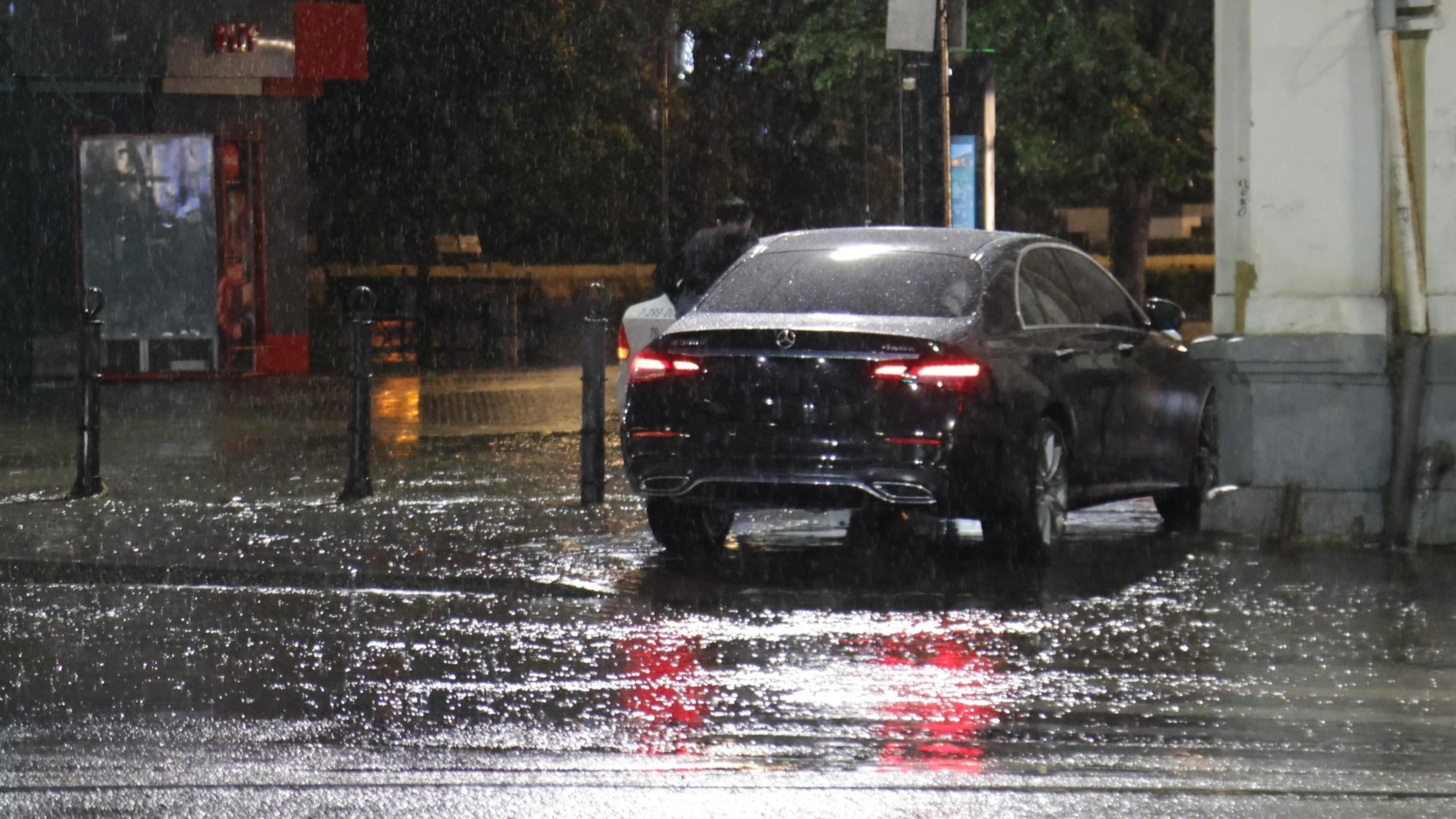 ударил ливень. наводнение в новороссийске 2002. лето 2022 потоп в анапе. дождливая россия. ливень в туапсе.