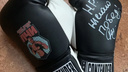 «Получены за победу в конкурсе»: сибирячка продает боксерские перчатки с автографом Емельяненко — ей они не нужны