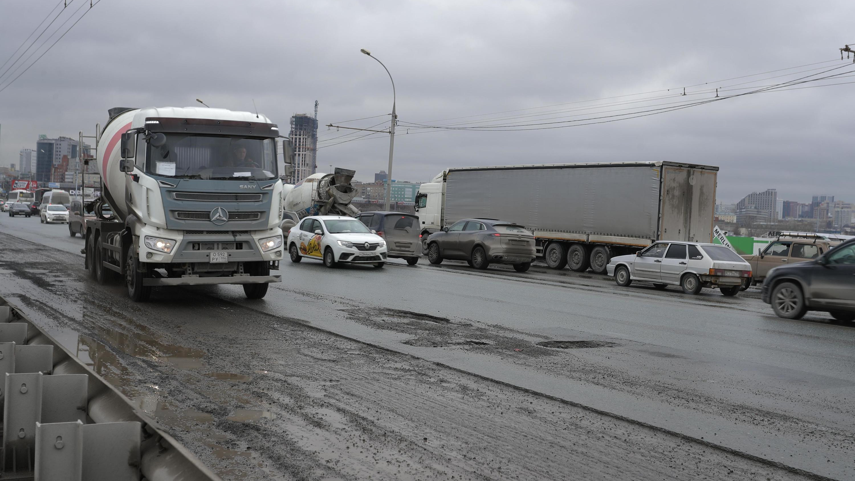«Не умеете ездить в дождь — сядьте на автобус»: новосибирцы застряли в утренних пробках