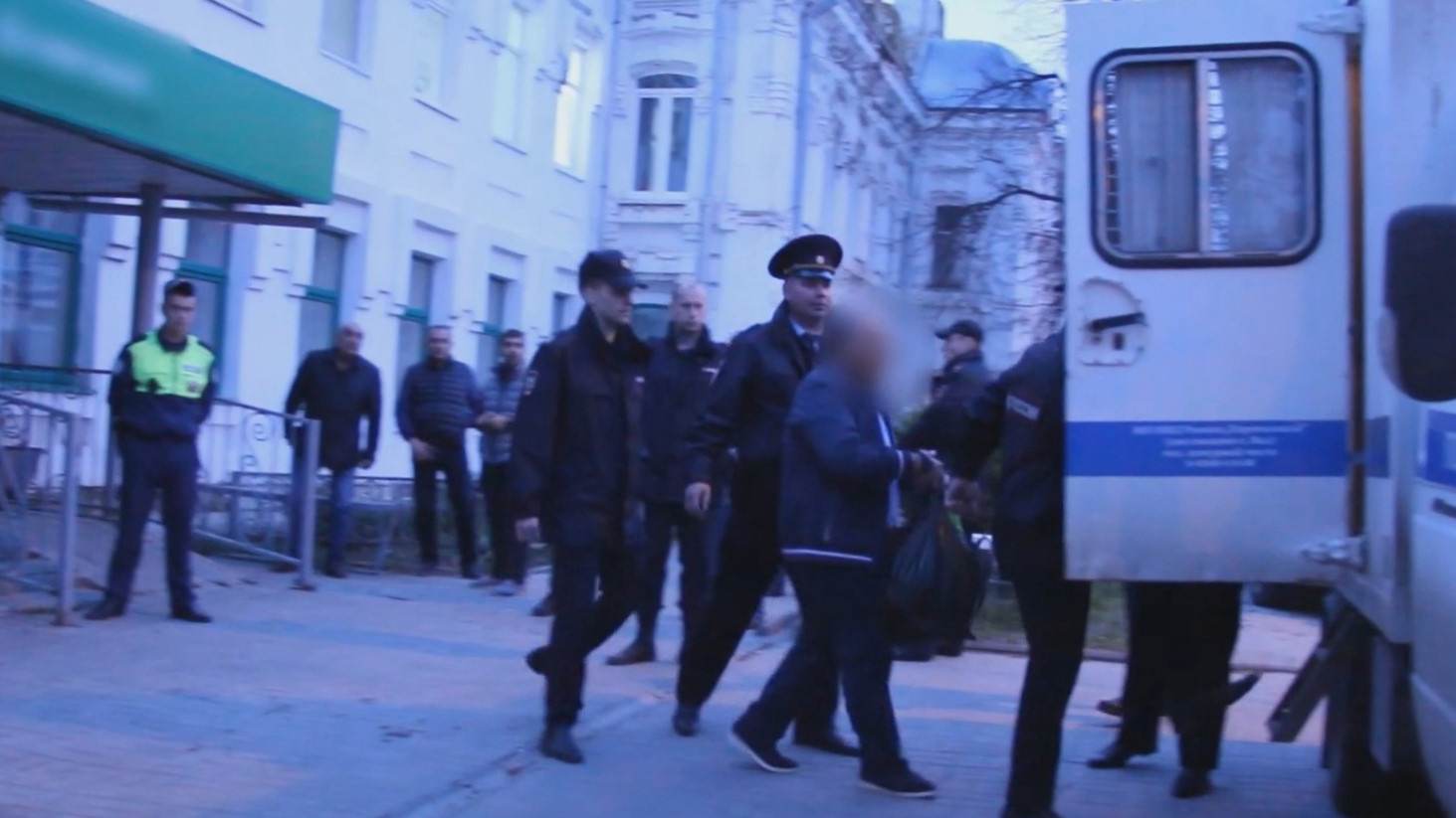 ФСБ задержала гендиректора нижегородской фирмы, подозреваемого в махинациях с бюджетными деньгами — оперативное видео