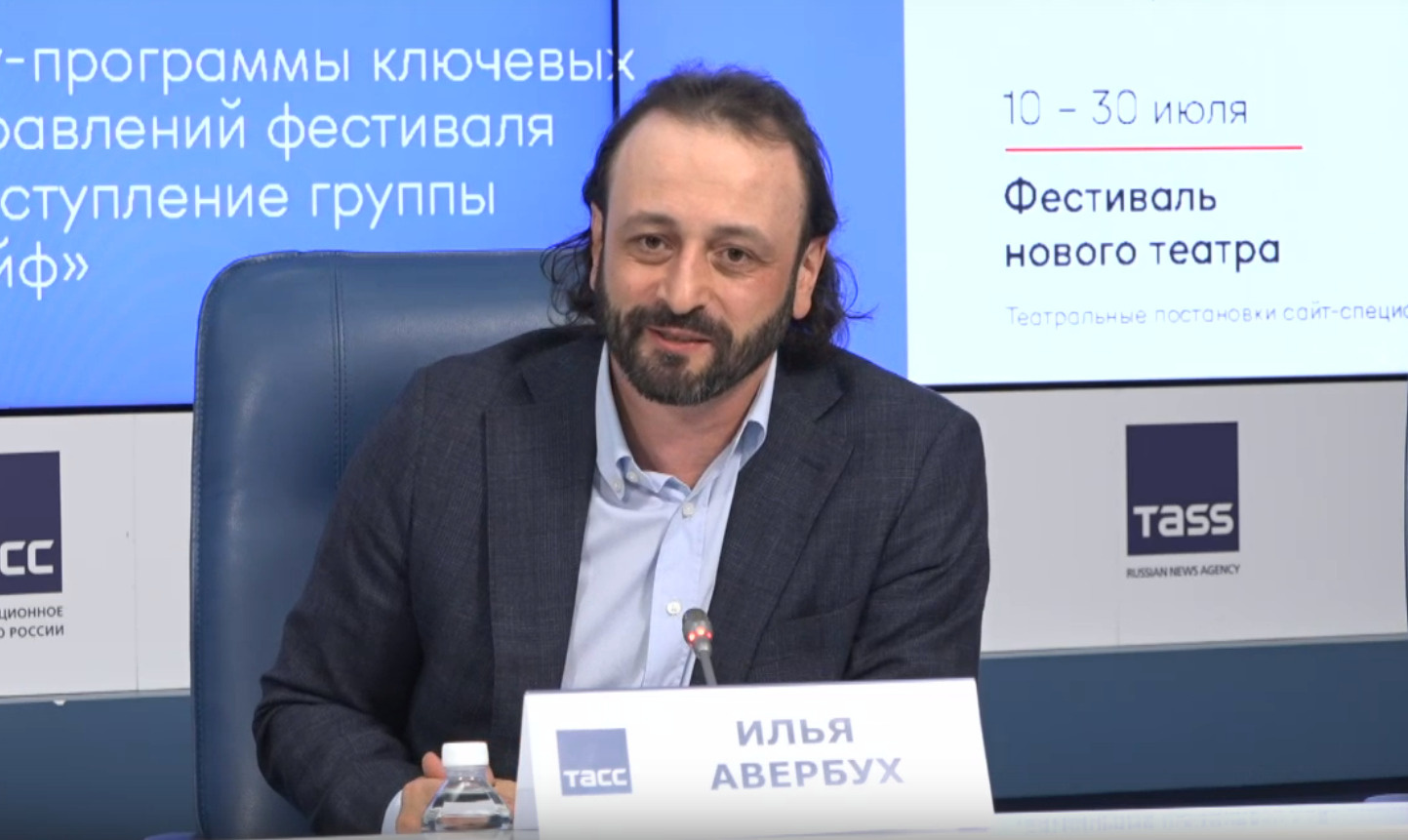 Во время пресс-конференции Во время пресс-конференции