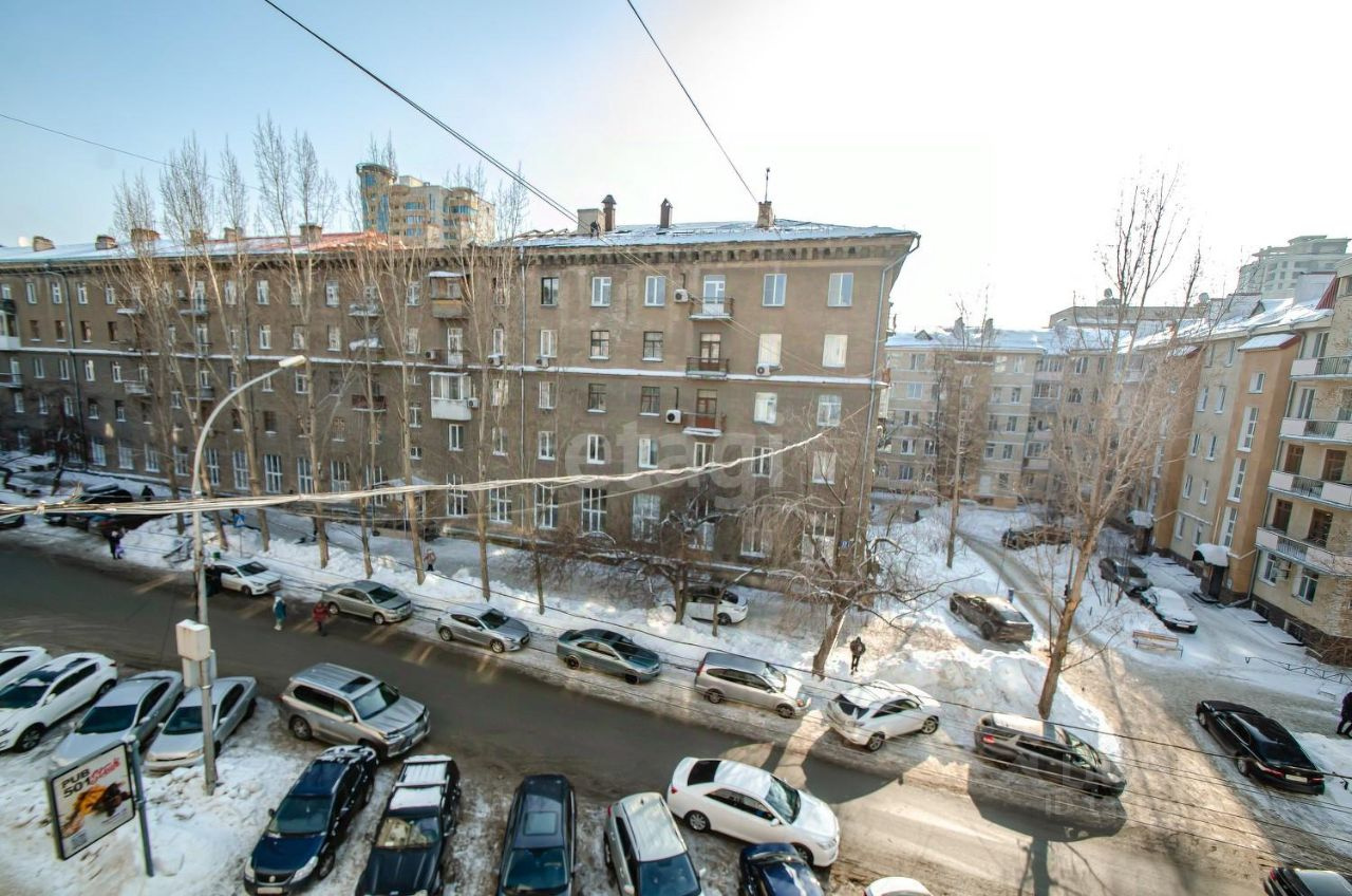 Вид на улицу Ленина и забитые парковки