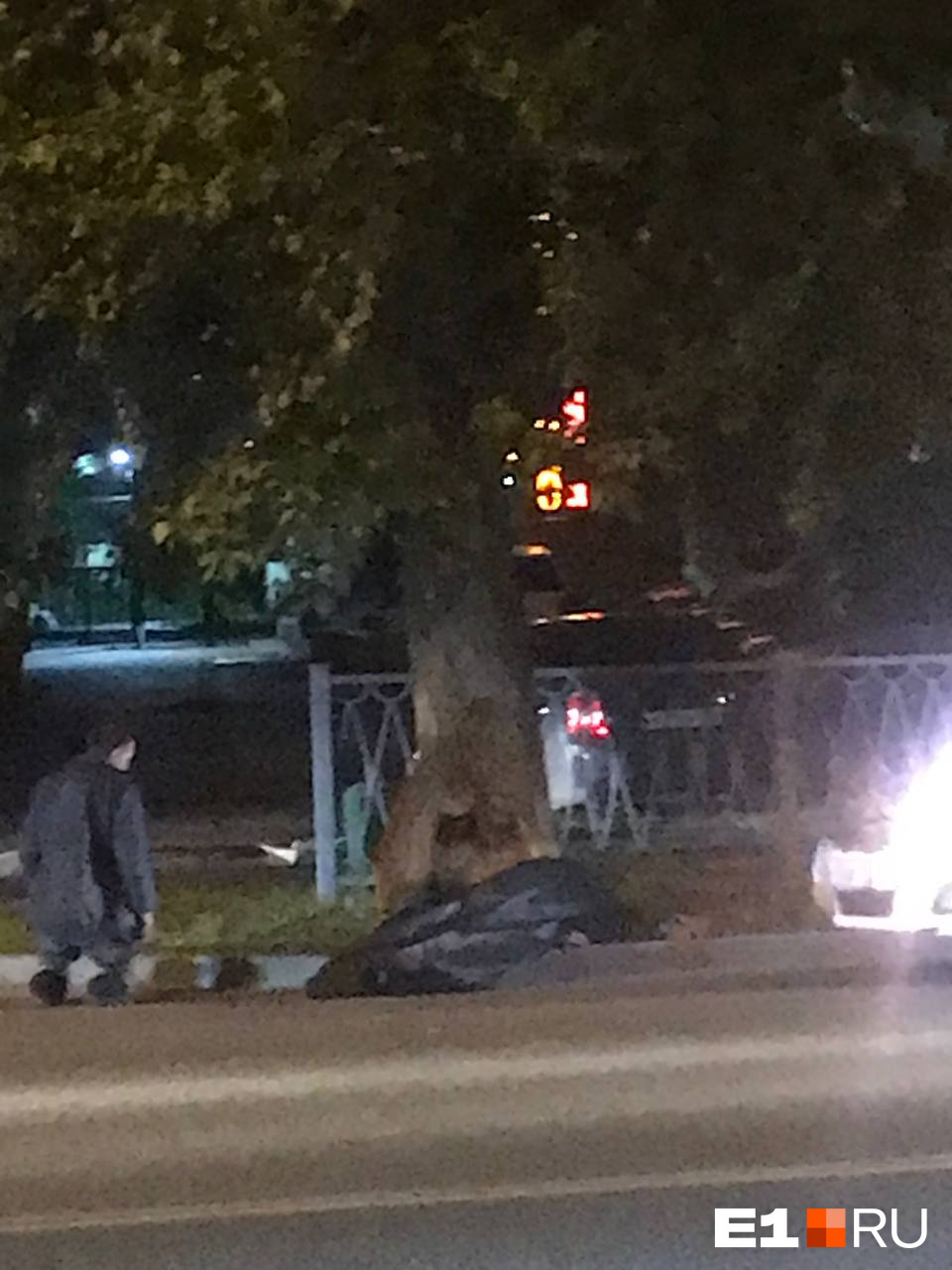 В Екатеринбурге обнаружили труп. Он лежал у проезжей части