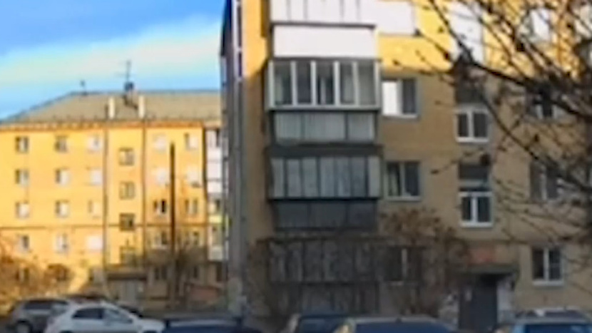 В Челябинской области маленький ребенок выпал из окна. Видео