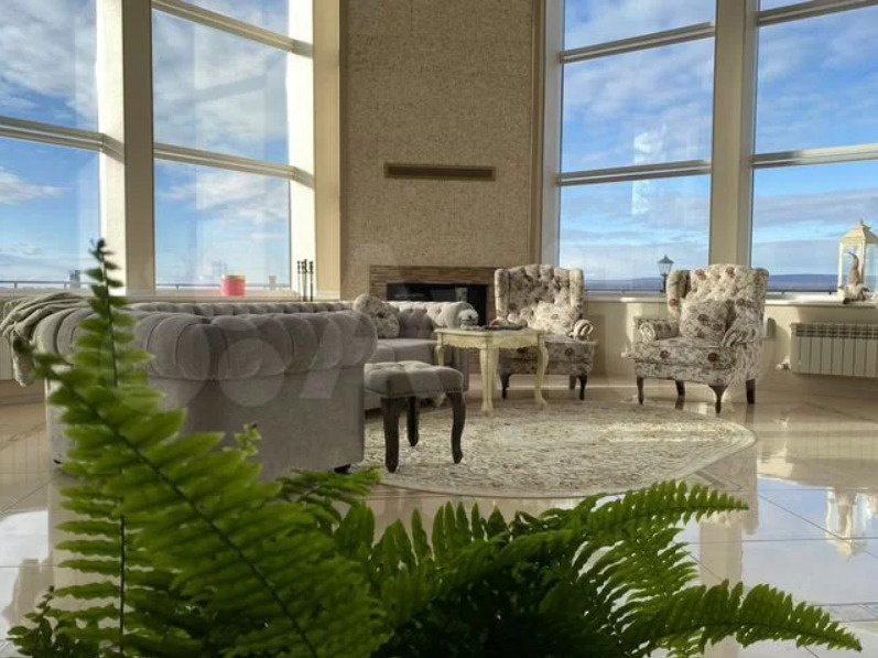 Судя по фото, вид из гостиной очень хорош...