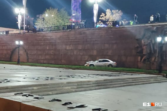 В центре Екатеринбурга Mercedes выкинуло на Плотинку из-за гонки дрифтеров. Видео