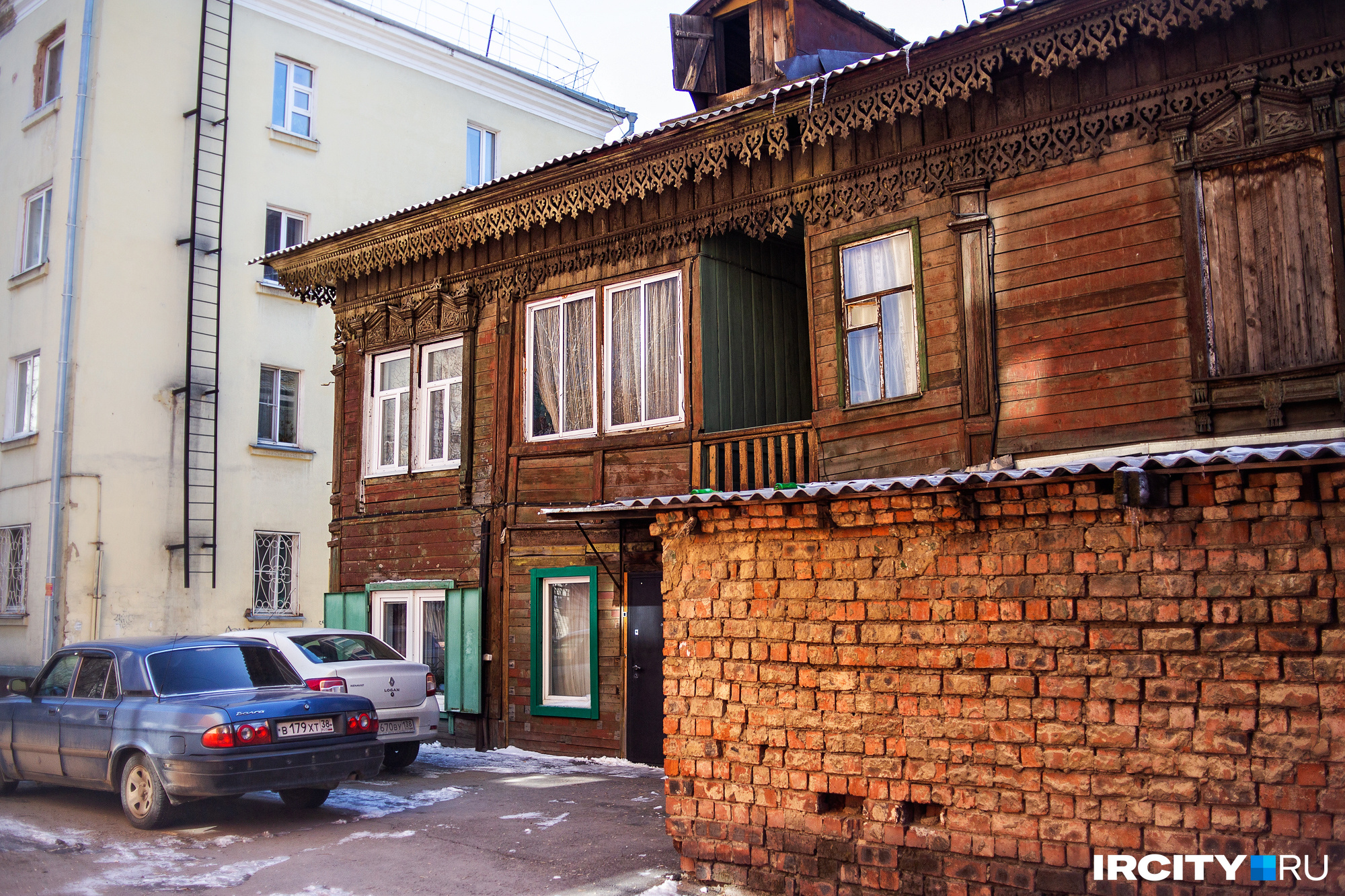 Рядом с Доходным домом Иванова стоит четырехэтажка, которую построили в 1959 году