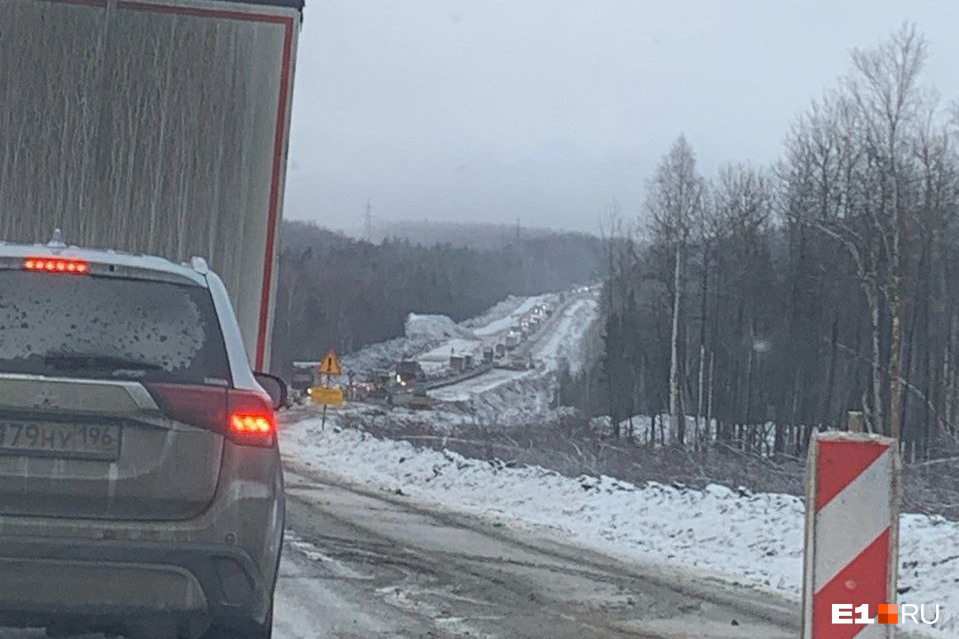 На въезде в Екатеринбург водители застряли в глухой пробке на восемь километров