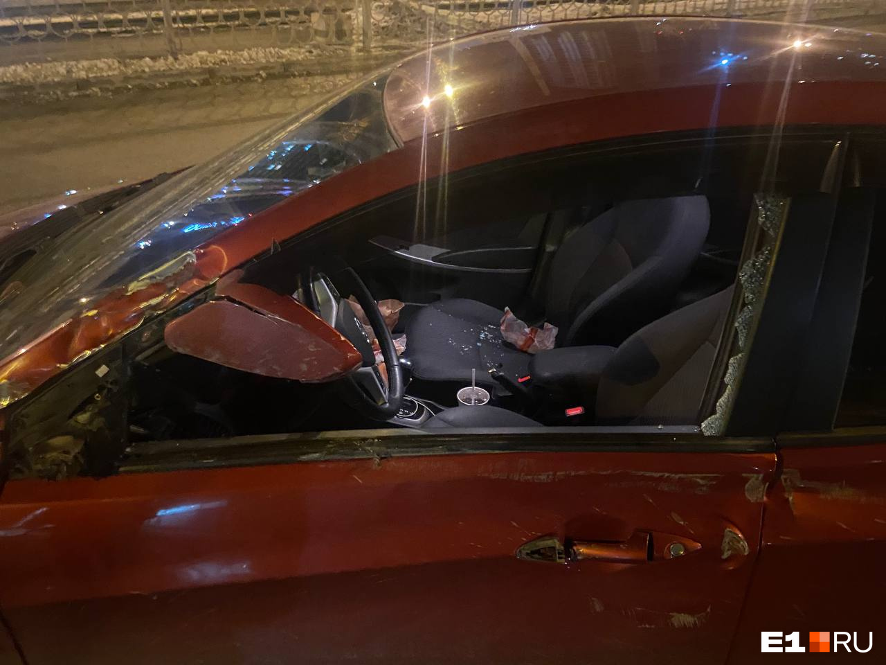 У машины повреждены кузов, колесо, разбиты стекло и боковое зеркало