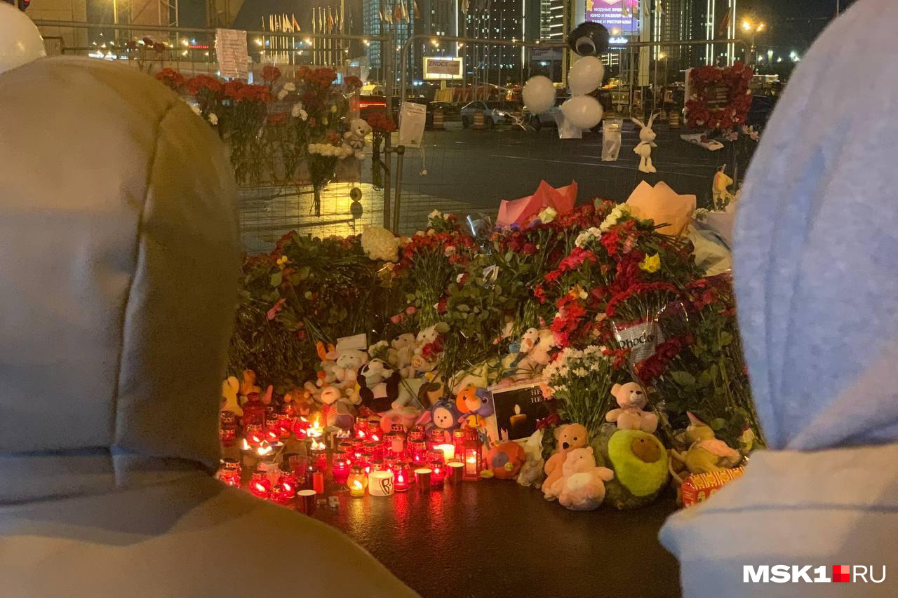 Москвичи несут цветы, игрушки и свечи к «Крокусу» в память о жертвах теракта