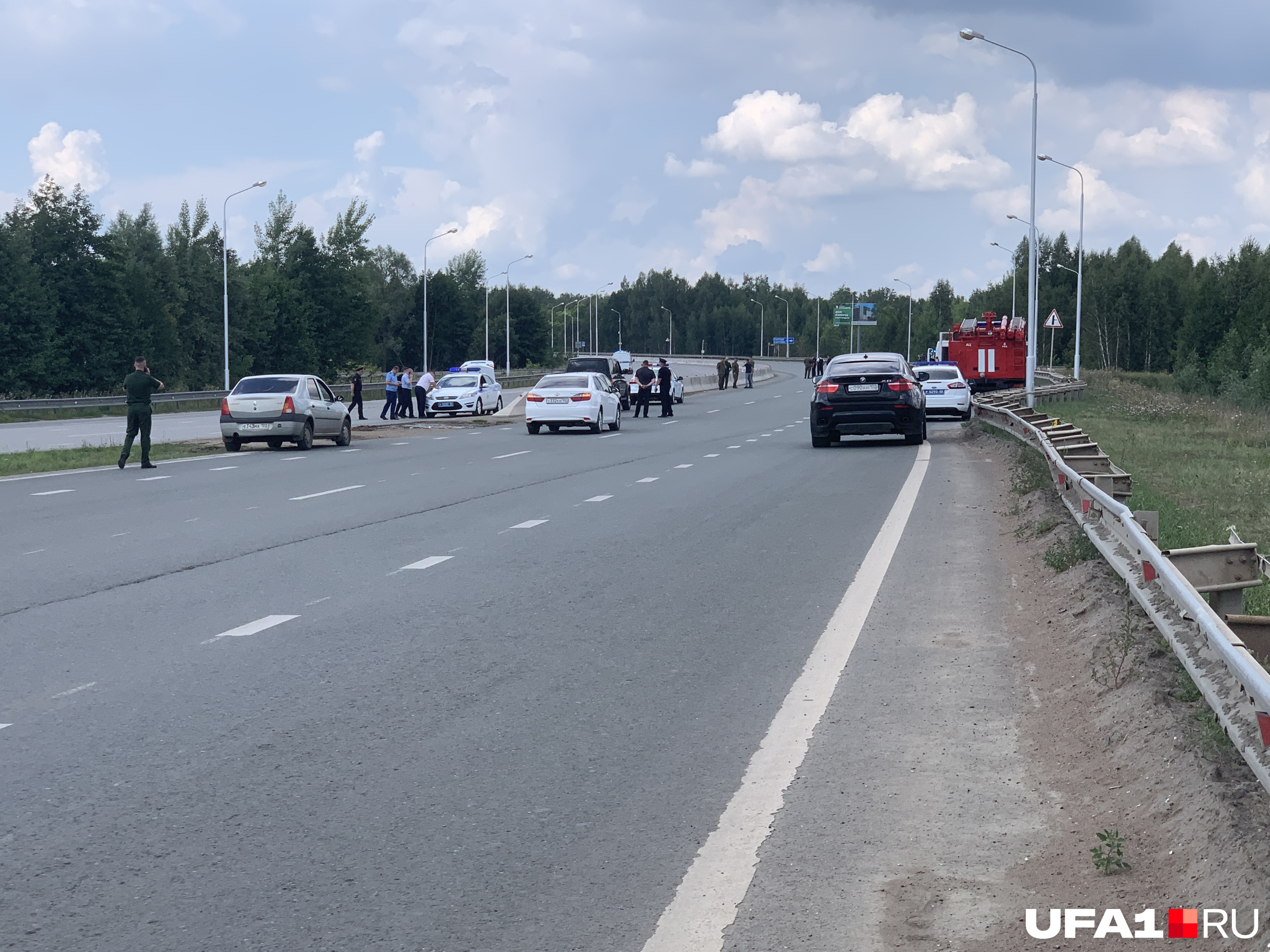 На месте было около 10 человек в военной форме