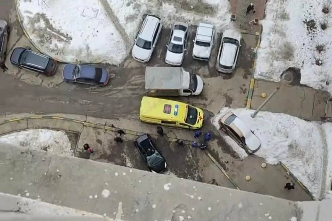 В Нижнем Новгороде мужчина разбился насмерть, упав на автомобиль