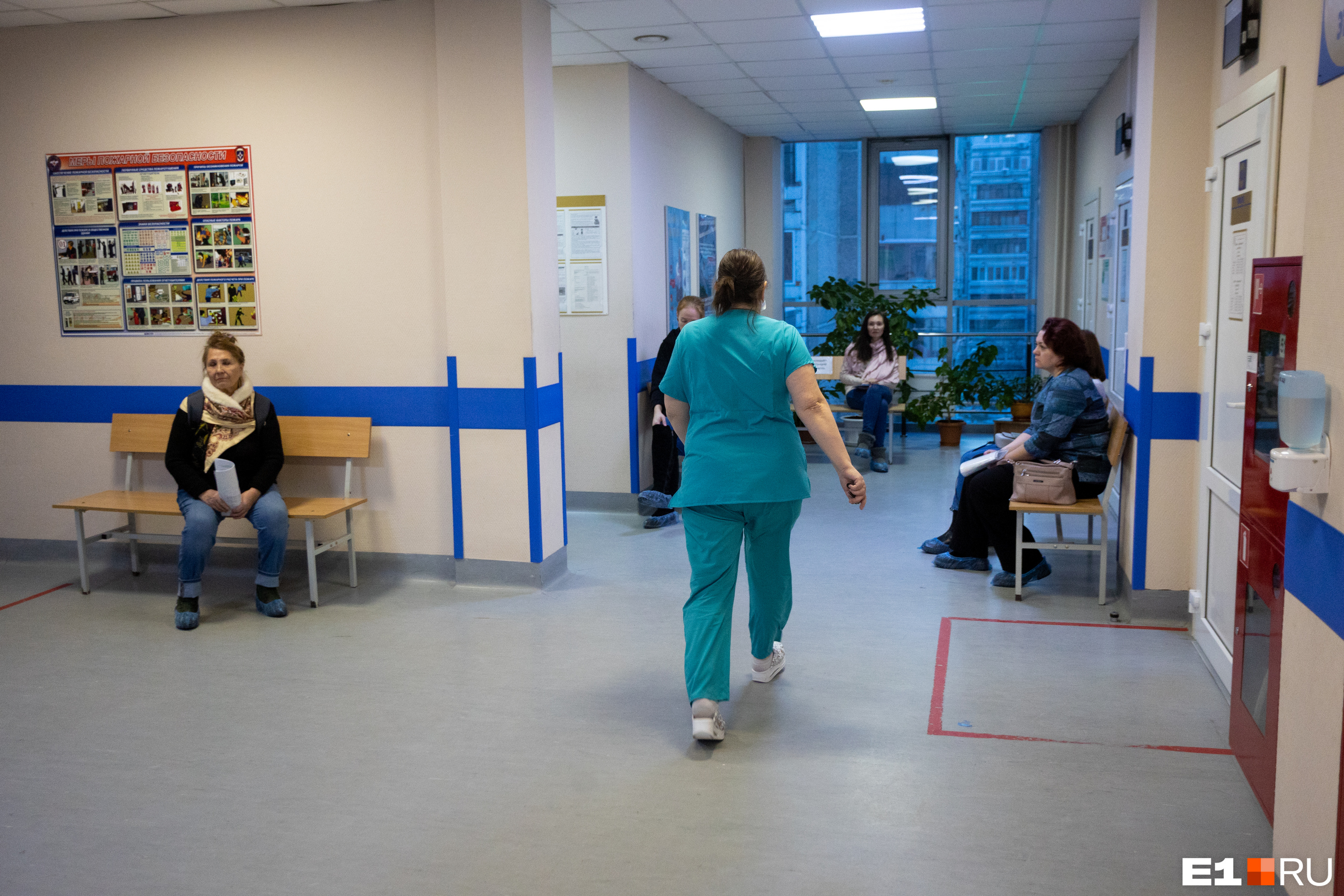 В одной из главных больниц Екатеринбурга решили сократить зарплаты, но резко передумали. Что случилось?