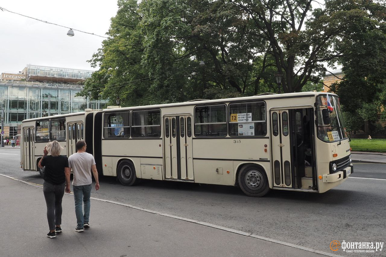 На Невском освятили ретро-«Икарусы» для «советского маршрута» - 25 августа  2023 - ФОНТАНКА.ру