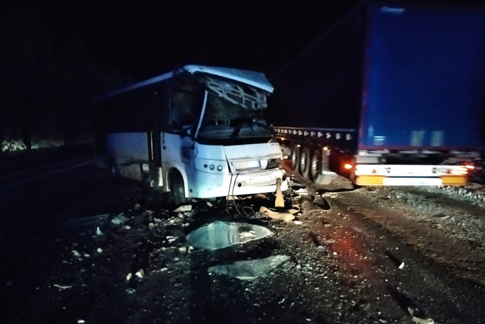 Автобус столкнулся с КАМАЗом на трассе М-8 в Архангельской области |  09.12.2023 | Архангельск - БезФормата